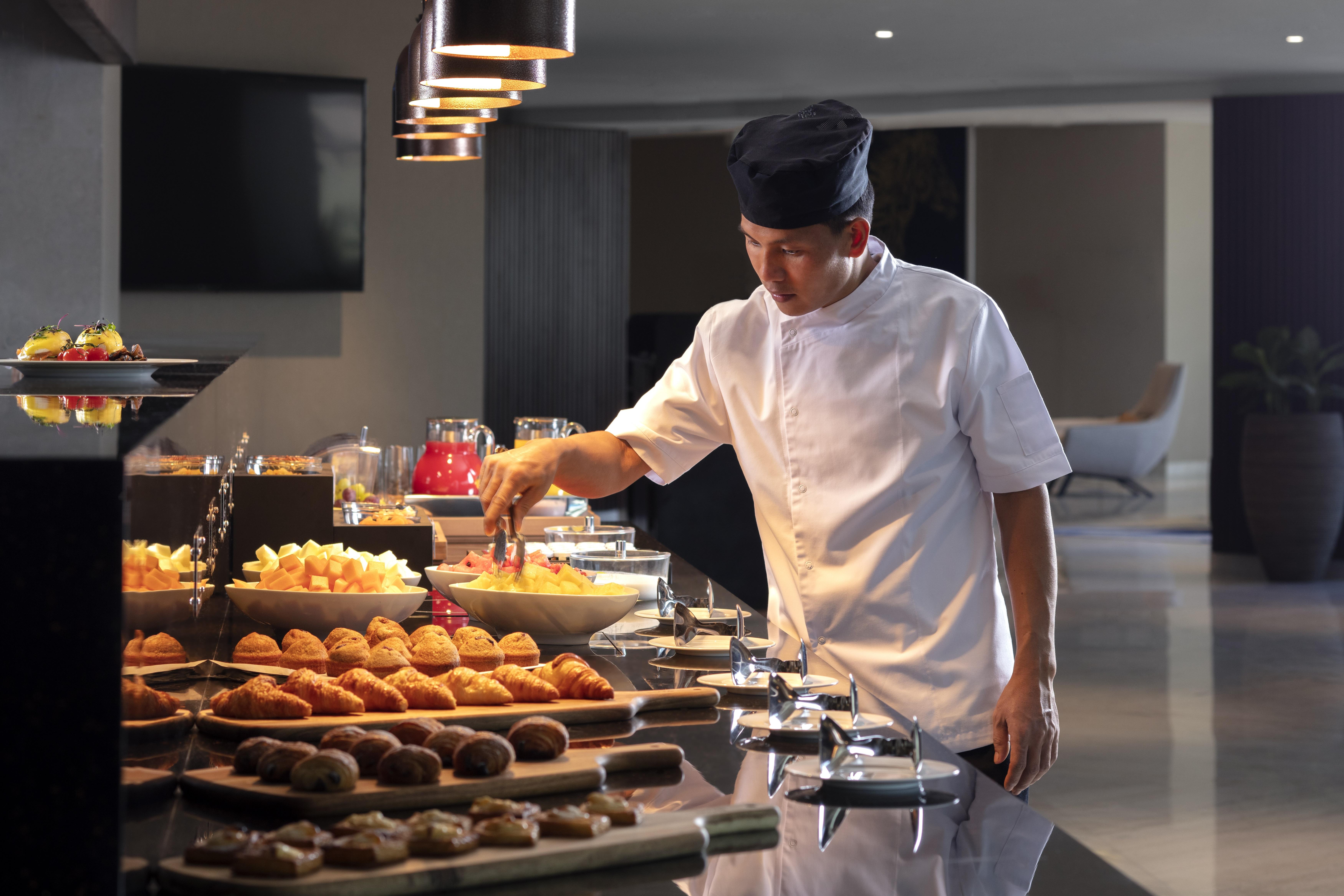 Avani Plus Palm View Dubai Hotel & Suites Exterior photo A cook at work